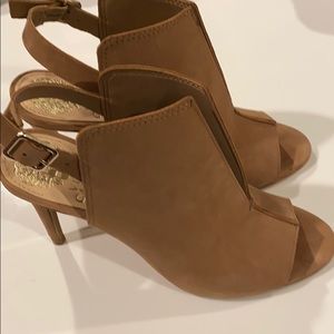 Vince Camuto tan sandals brand new!